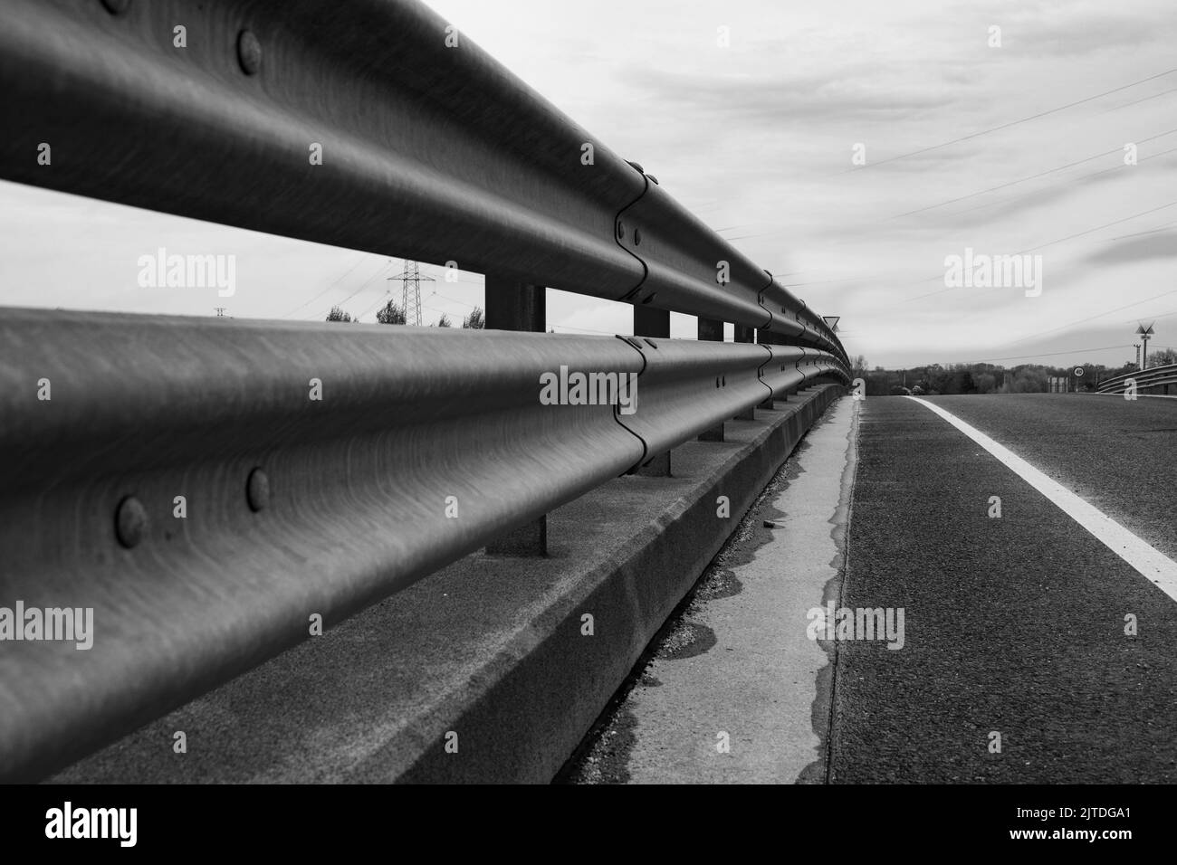 Sicherheitsbarriere für Autobahnabstürze Stockfoto