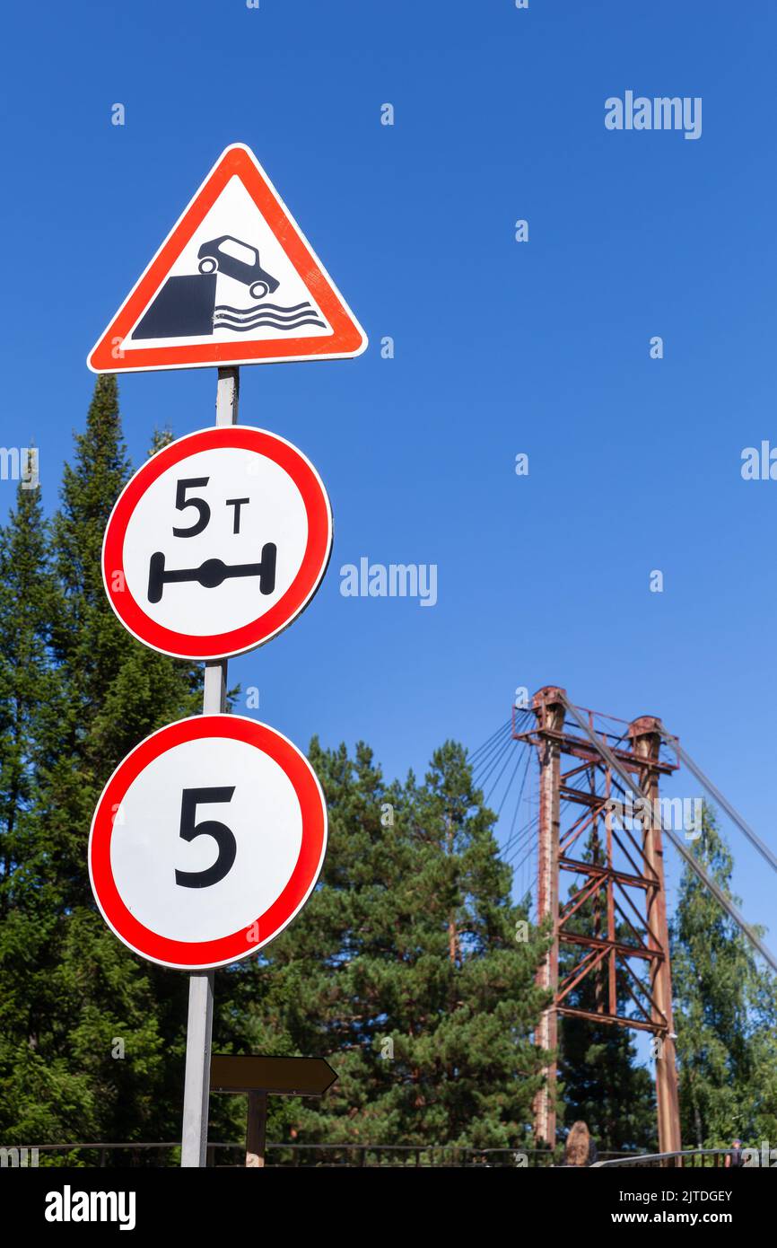 Straßenschilder am Eingang einer Brücke angebracht. Abfahrt zum Damm, Achsgewicht 5 Tonnen, Tempolimit. Altay Kray, Russland Stockfoto