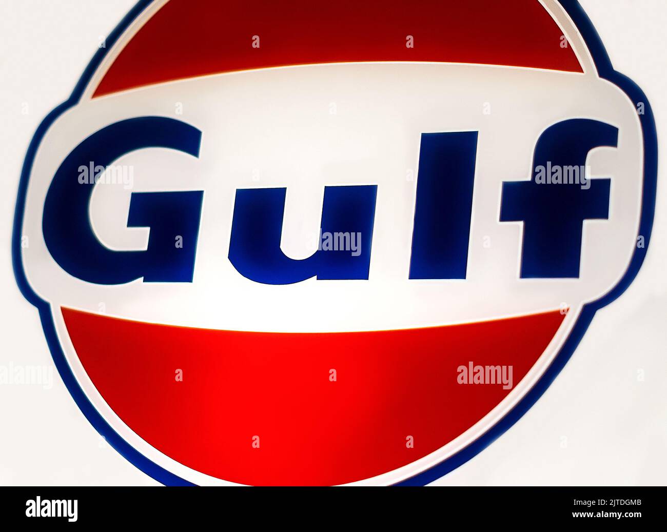 Gulf Oil Company beleuchtete Schild in traditionellen orangen und blauen Farben auf der Ausstellung in Baku, Aserbaidschan - 12. april 2017 Stockfoto