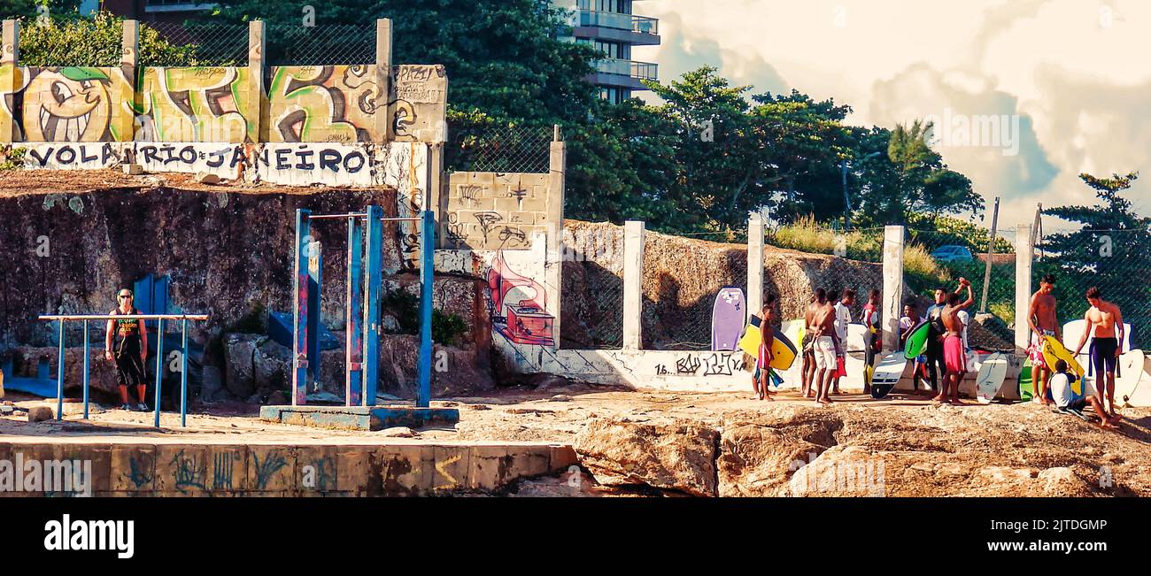 RIO DE JANEIRO, BRASILIEN - APRIL 26,2015: Jugendliche aus der Region, die an Wochenenden an einem besonderen Ort am Strand von Ipanema Sport treiben Stockfoto