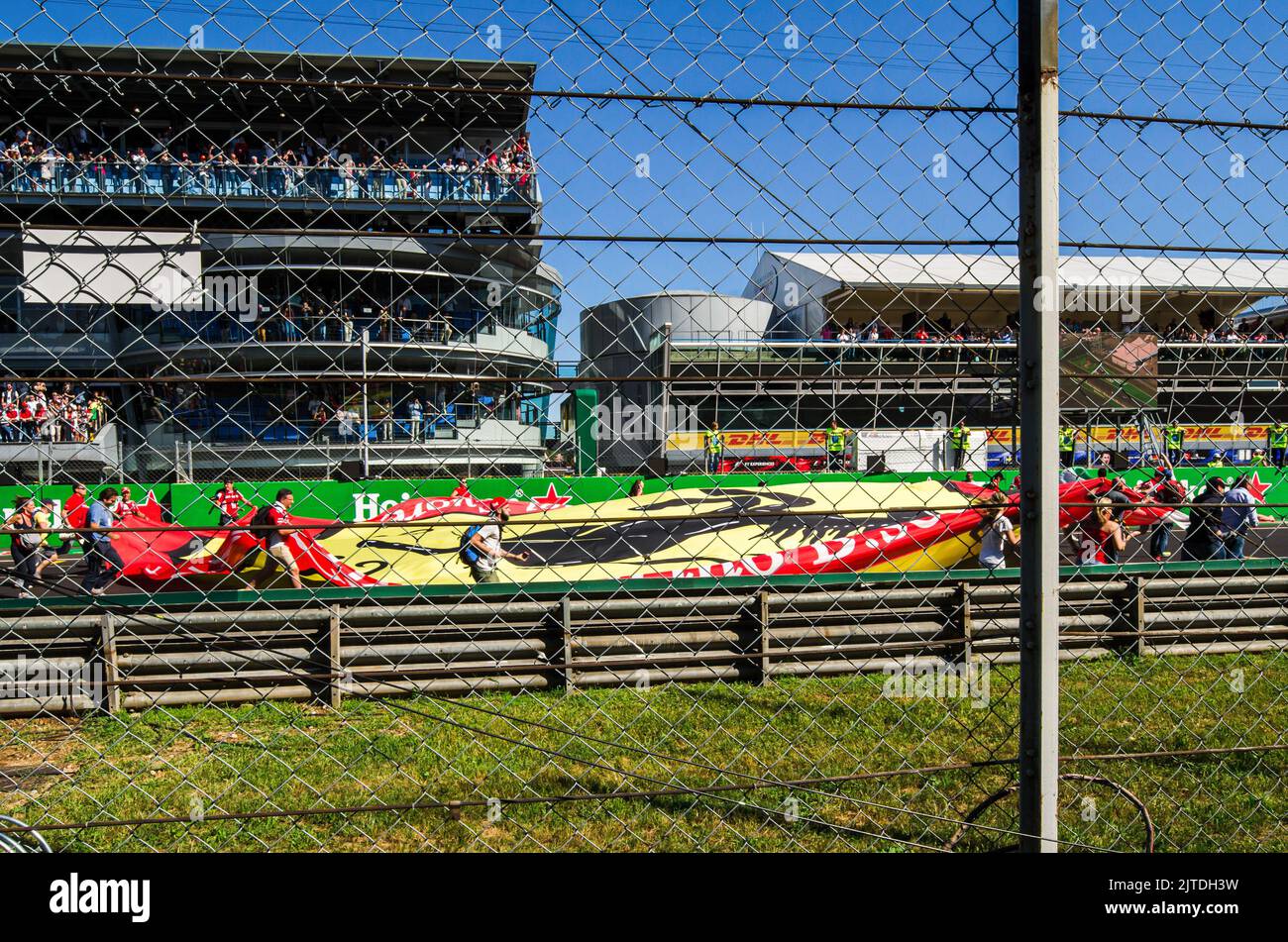 Am Ende des Großen Preises von Monza in Italien 2017 marschieren Fans auf die Rennstrecke ein und laufen um sie herum. Die Scuderia Ferrari feiert beim Großen Preis von Italien 2017 ihr 70.-jähriges Bestehen. Lewis Hamilton (Mercedes) gewann das Rennen von der Pole-Position (seine 69., die den Rekord von Michael Schumacher brach) vor seinem Teamkollegen Valtteri Bottas. Mehr als 30 Sekunden hinter den beiden Mercedes beendete Sebastian Vettels Ferrari. Stockfoto