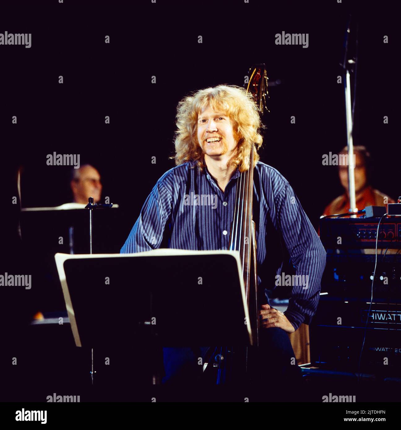 Jazz Fest Berlin, Philharmonie, Deutschland, 1977, Bild: Eberhard Weber, deutscher Jazzbasser. Jazz Fest Berlin, Philharmonie, Deutschland, 1977, Foto: Eberhard Weber, Deutscher Bassist. Stockfoto