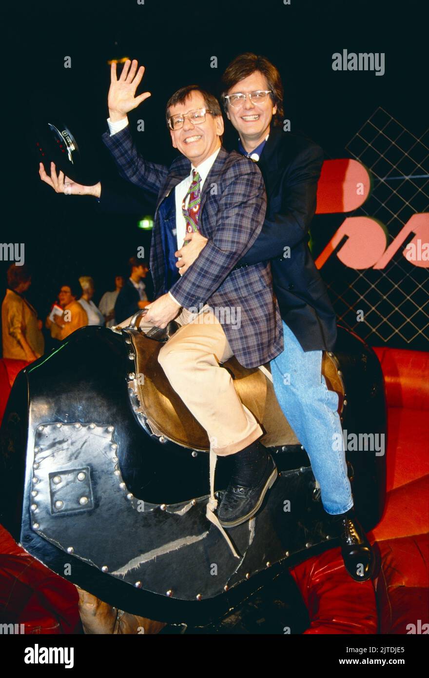 Psst, WDR Spielshow und Comedy, Deutschland, 1990, moderiert von Harald Schmidt, mit Herbert Feuerstein im Rateteam. Psst, TV-Comedy und Spielshow, Deutschland, 1990, moderiert von Harald Schmidt und Herbert Feuerstein vom Guess-Team. Stockfoto