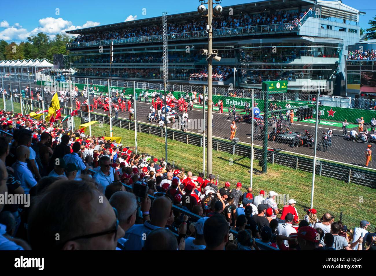 Monza, Italien. 03. September 2017. Die Startlinie von der Haupttribüne beim Großen Preis von Italien 2017 in Monza aus gesehen. Die Scuderia Ferrari feiert beim Großen Preis von Italien 2017 ihr 70.-jähriges Bestehen. Lewis Hamilton (Mercedes) gewann das Rennen von der Pole-Position (seine 69., die den Rekord von Michael Schumacher brach) vor seinem Teamkollegen Valtteri Bottas. Mehr als 30 Sekunden hinter den beiden Mercedes beendete Sebastian Vettels Ferrari. (Foto: Laurent Coust/SOPA Images/Sipa USA) Quelle: SIPA USA/Alamy Live News Stockfoto