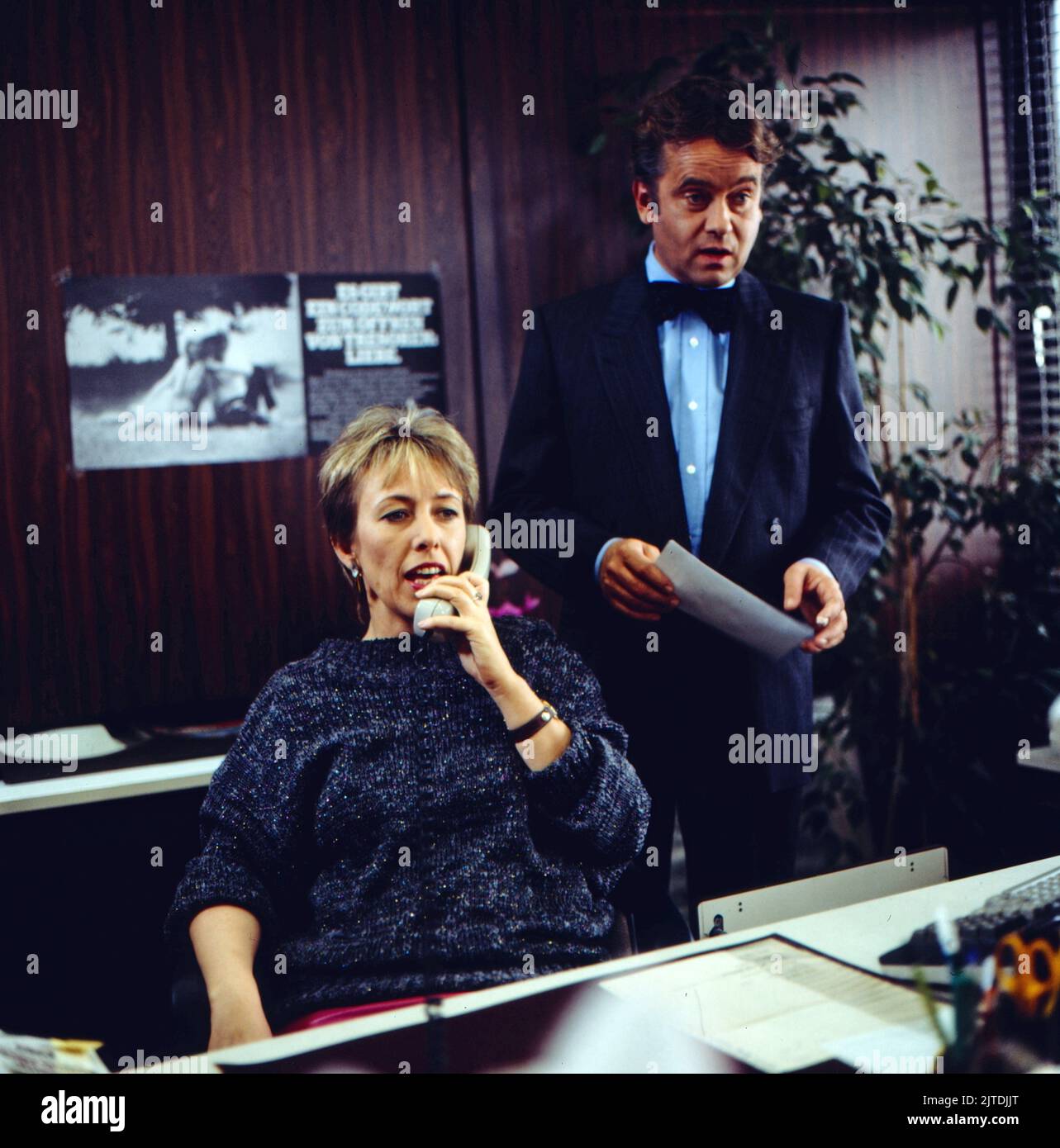 Schlüsselblumen, ARD Fernsehfilm in zwei Teilen, Deutschland, 1987, Teil 2, Szene: Hartmann wird als sogener Romeo von der Ostberliner Stasi in den Westen geschleust, Erika Skrotzki, Edwin Noell, Schluesselblumen, Fernsehdrama in zwei Teilen, Deutschland, 1987, Teil 2, Szene: Hartmann wird von der Ost-Berliner Stasi als sogenannte Romeo, Erika Skrotzki und Edwin Noell in den Westen geschmuggelt. Stockfoto