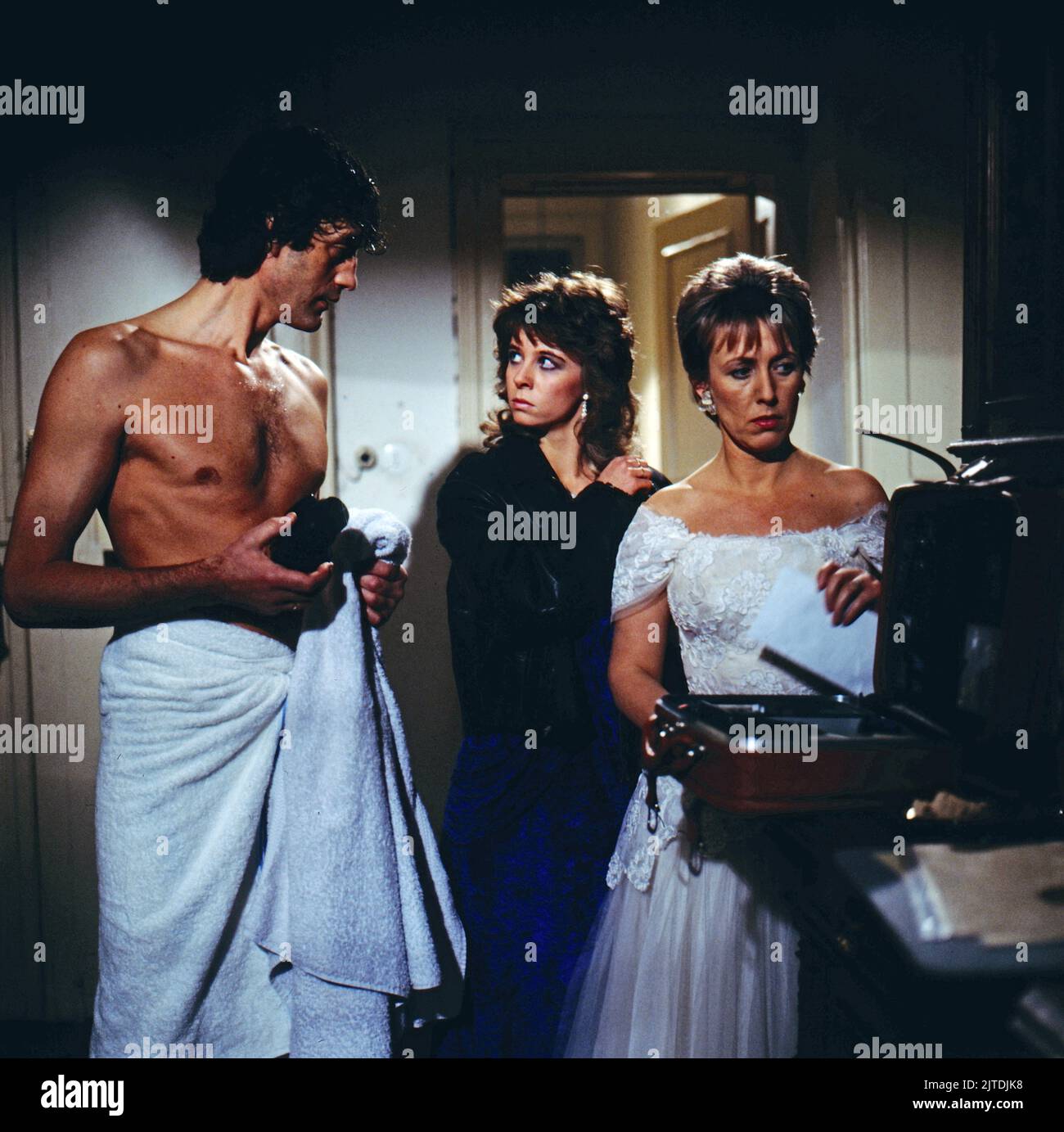 Schlüsselblumen, ARD Fernsehfilm in zwei Teilen, Deutschland, 1987, Teil 2, Szene: Hartmann wird als sogener Romeo von der Ostberliner Stasi in den Westen geschleust, Winfried Glatzeder, Heike Faber, Erika Skrotzki. Schluesselblumen, zweiteiliges Fernsehdrama, Deutschland, 1987, Teil 2, Szene: Hartmann wird von der Ost-Berliner Stasi als sogenannte Romeo, Winfried Glatzeder, Heike Faber, Erika Skrotzki in den Westen geschmuggelt Stockfoto