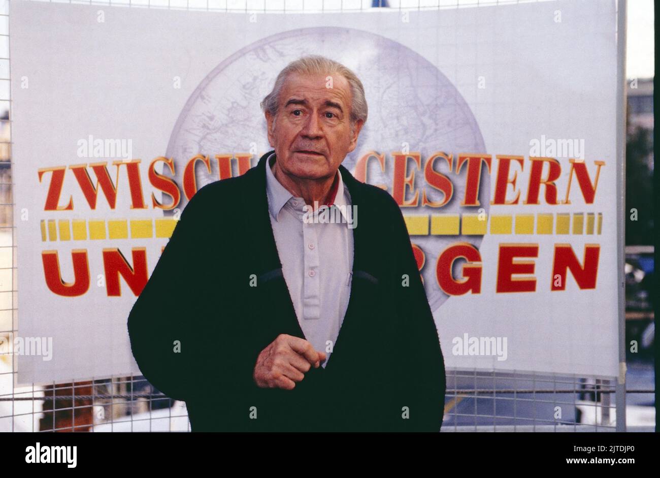 Zwischen Gestern und Morgen, WDR Quizsendung, Deutschland, 1997, Moderation: Hans-Joachim Kulenkampff, Hier beim Fototermin. Zwischen Gestern und Morgen, TV-Quizshow, Deutschland, 1997, moderiert von Hans-Joachim Kulenkampff, hier beim Fotoshooting. Stockfoto