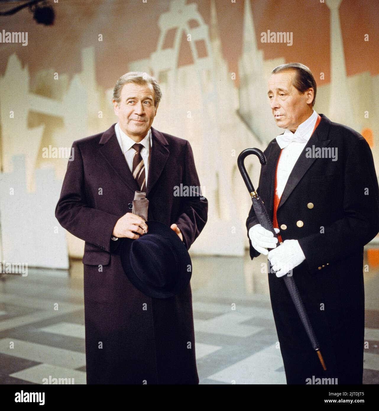 Einer wird gewinnen, auch EWG genannt, ARD Quizsendung, Deutschland, 1979, Bild: Showmaster Hans-Joachim Kulenkampff und Martin Jente, der am Schluss der Show als Butler Herr Martin auftritt und für Kuli den Mantel, Schal und Handschuhe bringt. Einer wird gewinnen, auch EWG, TV-Quiz-Show, Deutschland, 1979, Foto: Showmaster und Moderator Hans-Joachim Kulenkampff und Martin Jente, der am Ende der Show als Butler Herr Martin auftritt und den Mantel, Schal und Handschuhe für Kuli mitbringt. Stockfoto