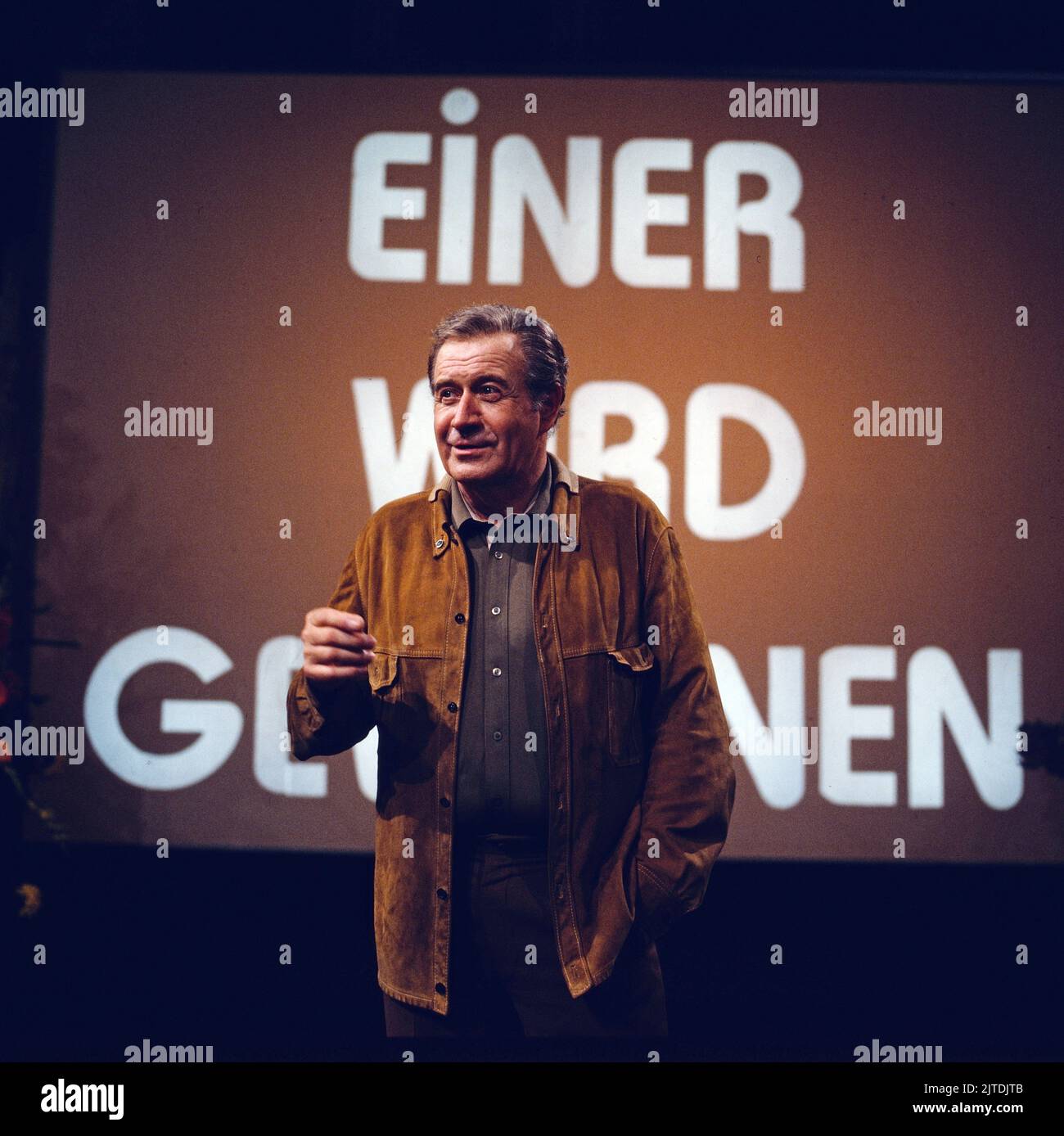 Einer wird gewinnen, auch EWG genannt, ARD Quizsendung, Deutschland, 1982, Fototermin vor der Quizshow: Moderator Hans-Joachim Kulenkampff. Einer wird gewinnen, auch EWG, TV-Quiz-Show, Deutschland, 1982, Fotoshooting vor der Quizshow: Moderator und Moderator Hans-Joachim Kulenkampff Stockfoto