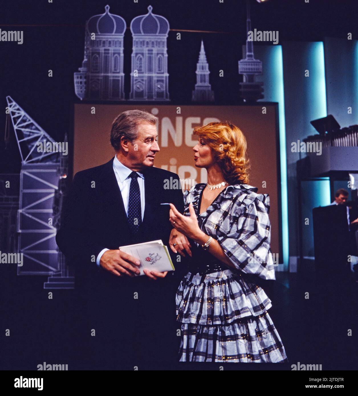 Einer wird gewinnen, auch EWG genannt, ARD Quizsendung, Deutschland, 1982, Bild: Showmaster Hans-Joachim Kulenkampff und Assistentin Gaby Kimfel. Einer wird gewinnen, auch EWG, TV-Quiz-Show, Deutschland, 1982, Foto: Showmaster und Moderator Hans-Joachim Kulenkampff mit Assistentin Gaby Kimfel. Stockfoto