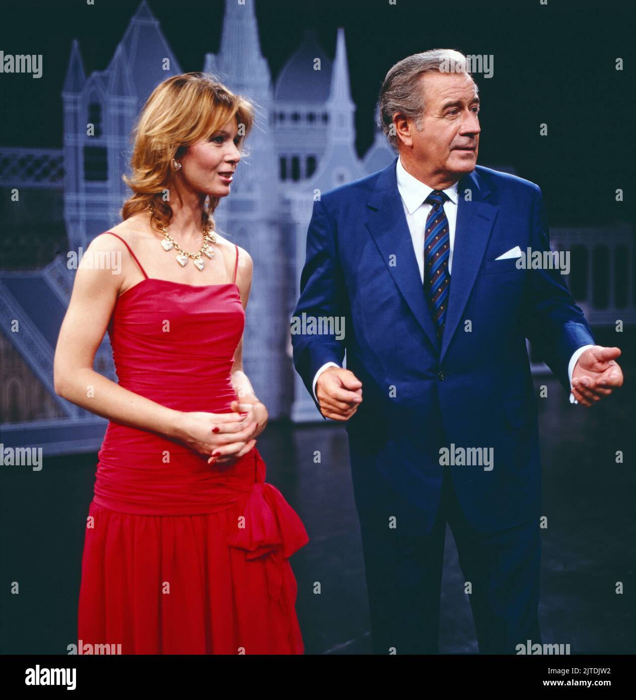 Einer wird gewinnen, auch EWG genannt, ARD Quizsendung, Österreich, 1985, Bild: Showmaster Hans-Joachim Kulenkampff und Assistentin Gaby Kimfel. Einer wird gewinnen, auch EWG genannt, TV Quiz show, Österreich, 1985, Foto: Showmaster und Moderator Hans-Joachim Kulenkampff mit Assistentin Gaby Kimfel. Stockfoto