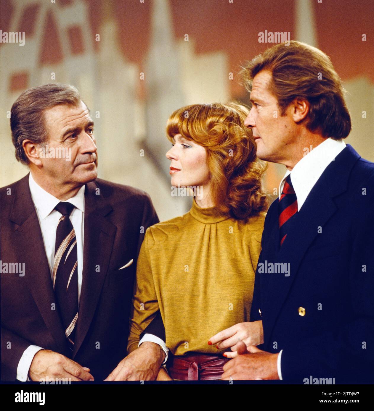 Einer wird gewinnen, auch EWG genannt, ARD Quizsendung, Deutschland, 1979, Bild: Showmaster Hans-Joachim Kulenkampff, Assistentin Gaby Kimfel und Stargast: Roger Moore. Einer wird gewinnen, auch EWG, TV-Quiz-Show, Deutschland, 1979, Foto: Showmaster und Moderator Hans-Joachim Kulenkampff, Assistentin Gaby Kimfel und Stargast Roger Moore. Stockfoto