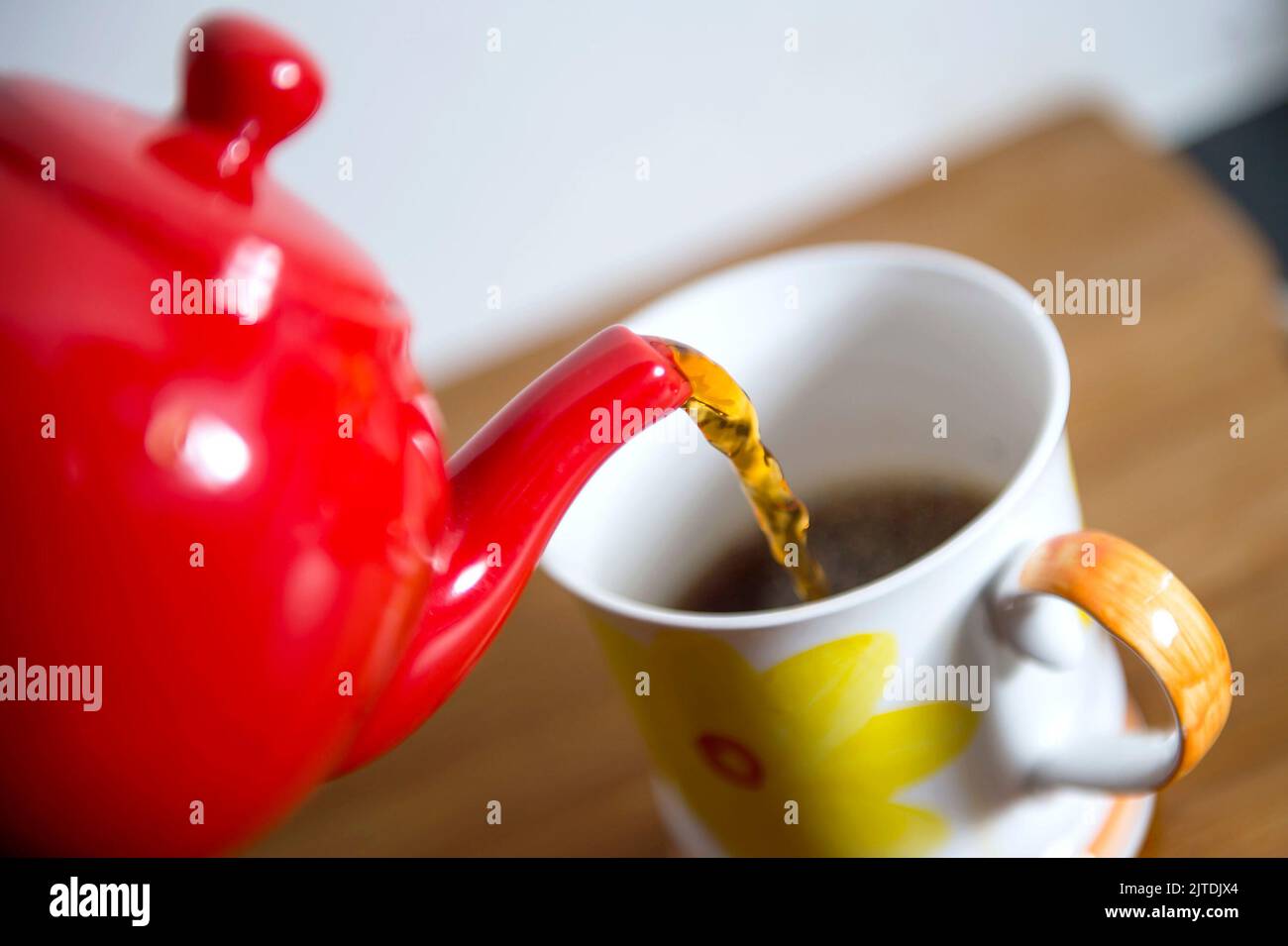 Aktenfoto vom 29/03/16 von Tee, der aus einer Teekannen gegossen wurde. Das Trinken von Tee könnte mit einem geringeren Sterberisiko in Verbindung gebracht werden, so eine Studie. Ausgabedatum: Dienstag, 30. August 2022. Stockfoto