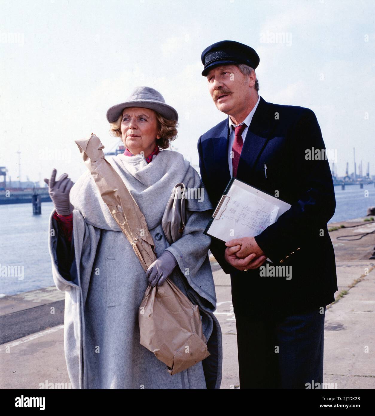 Bin sein dagegen sehr, NDR Fernsehserie, Deutschland, 1985, Folge 1, Szene: Heidi Kabel als Lisa Boysen, Peter Carsten als Schiffsagent Schröder. Bin sein dagegen sehr, Fernsehserie, Deutschland, 1985, Folge 1, Szene: Heidi Kabel und Peter Carsten Stockfoto