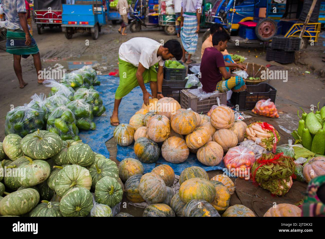 Eine Landschaft eines ländlichen Gemüsemarktes in Kalatia, in der Nähe von Dhaka. Die Bauern verkaufen ihr frisches Gemüse an Händler – das ist eine gartenfrische Produktion. Stockfoto