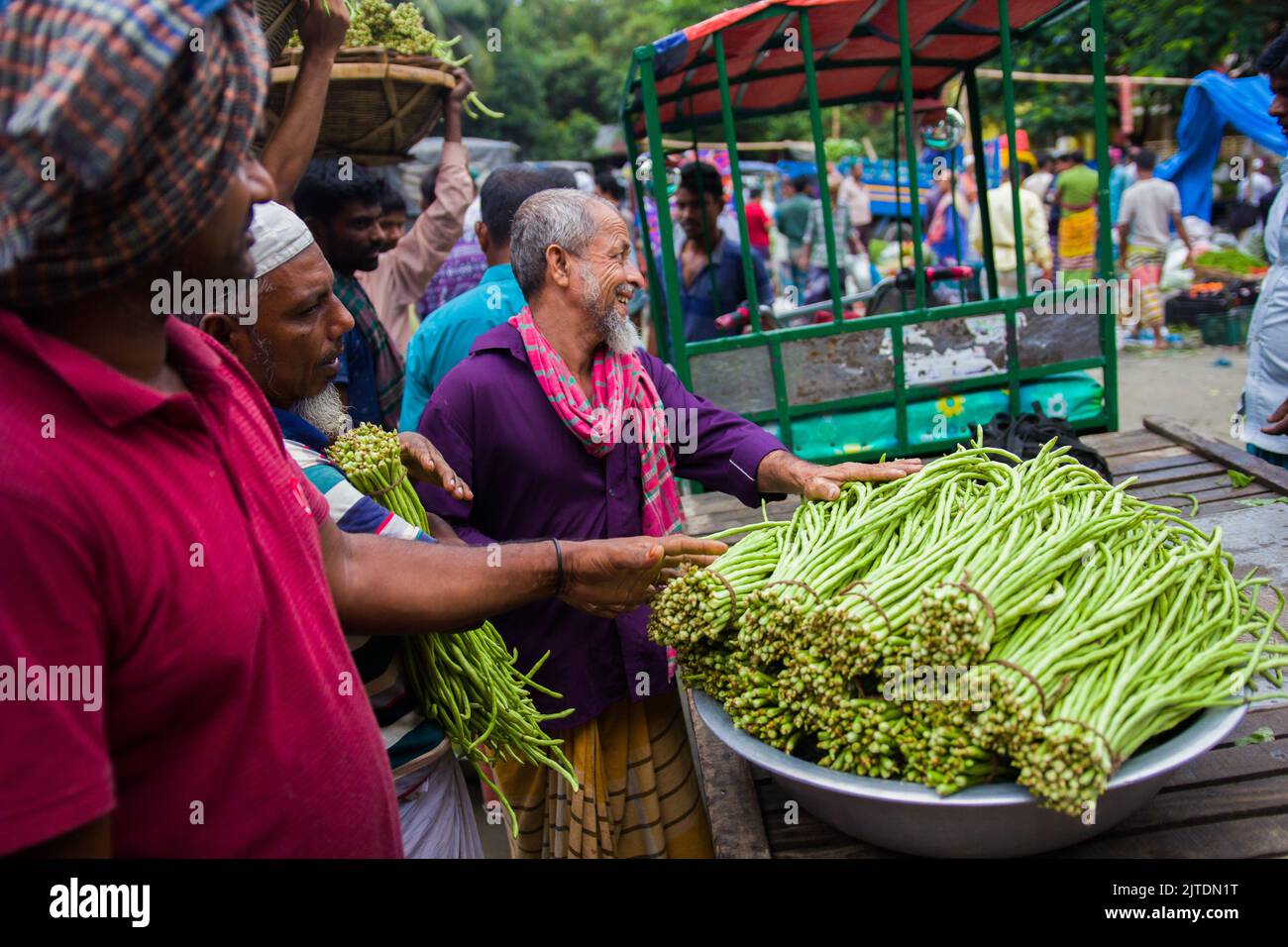 Eine Landschaft eines ländlichen Gemüsemarktes in Kalatia, in der Nähe von Dhaka. Die Bauern verkaufen ihr frisches Gemüse an Händler – das ist eine gartenfrische Produktion. Stockfoto