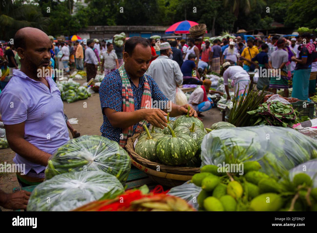 Eine Landschaft eines ländlichen Gemüsemarktes in Kalatia, in der Nähe von Dhaka. Die Bauern verkaufen ihr frisches Gemüse an Händler – das ist eine gartenfrische Produktion. Stockfoto