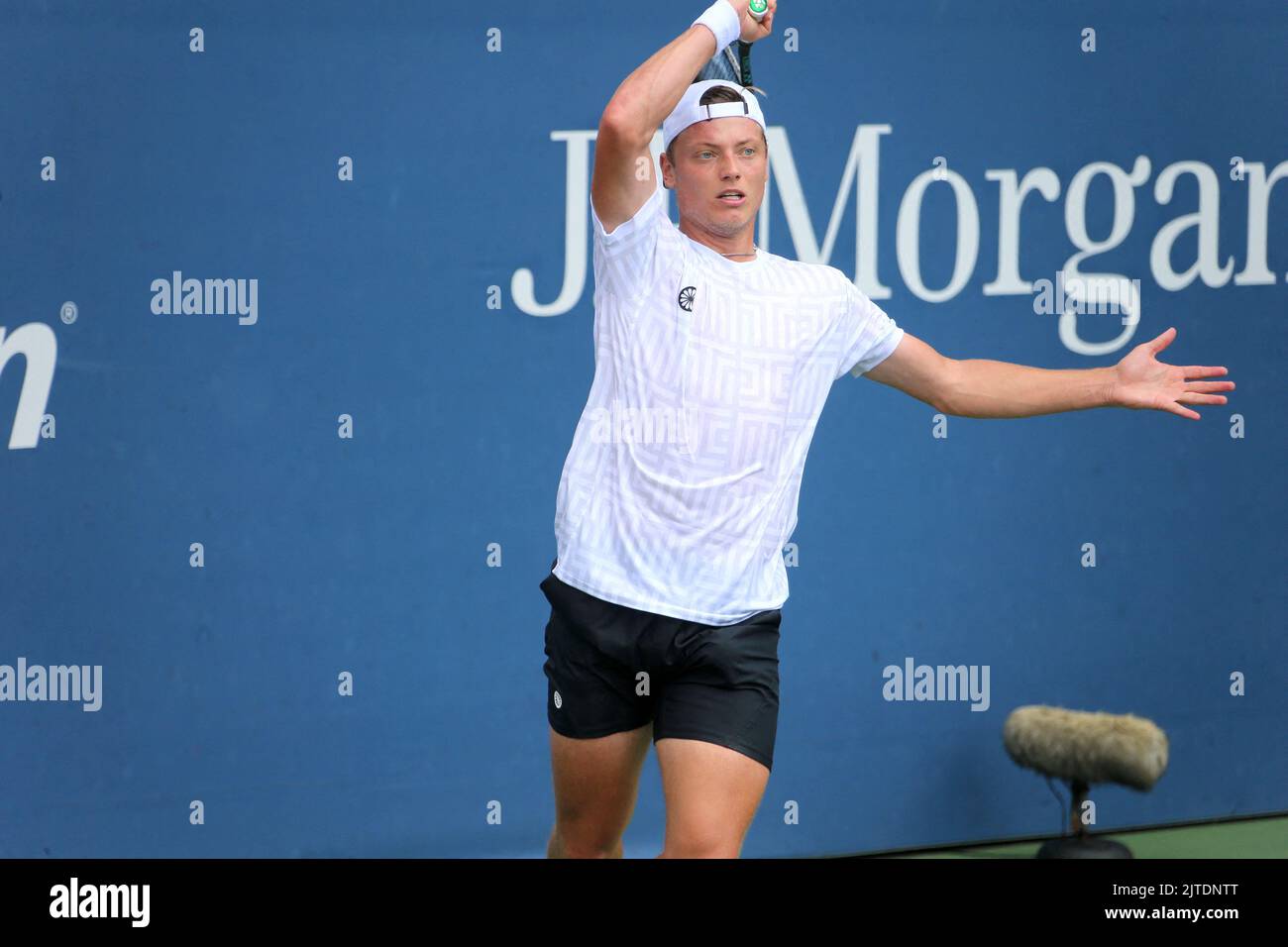 New York, NY, USA, 29. August 2022. Tim van Rijthoven (NL) spielt am 29. August 2022 sein erstes Rundenspiel gegen Zhang Zhizhen bei den US Open in New York, NY. Foto von Charles Guerin/ABACAPRESS.COM Stockfoto