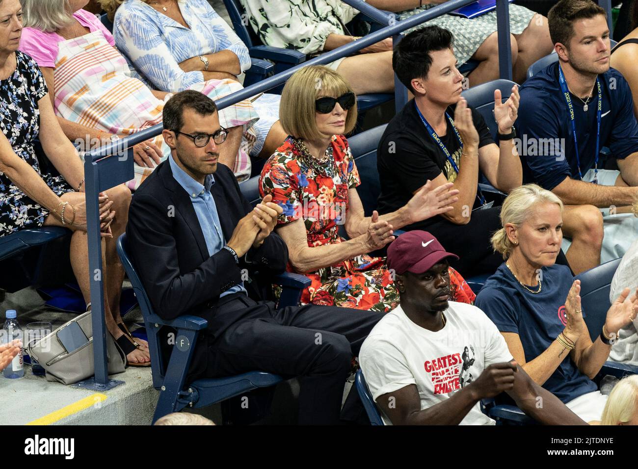 New York, USA. 29. August 2022. Anna Wintour nimmt an einem 1.-Runden-Spiel zwischen Serena Williams aus den USA und Danka Kovinic aus Montenegro im Billie Jean King National Tennis Center Teil. Medwedew gewann in geraden Sätzen. Wegen der russischen Invasion in die Ukraine dürfen Spieler aus Russland nicht unter nationaler Flagge spielen. Quelle: SIPA USA/Alamy Live News Stockfoto