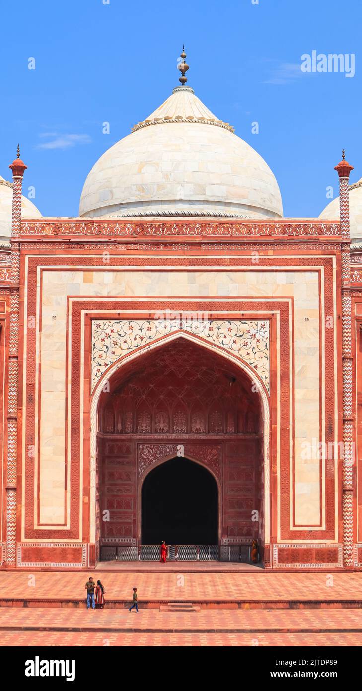 Die wunderschöne Königliche Moschee im Taj Mahal Campus, Agra, Uttar Pradesh, Indien. Stockfoto