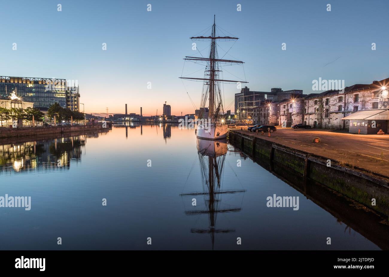 Cork City, Cork, Irland. 30.. August 2022. Das Segeltrainingsschiff Grace O'Malley liegt am North Custom House Quay vor Morgengrauen in Cork City, Irland. - Credit; David Creedon / Alamy Live News Stockfoto