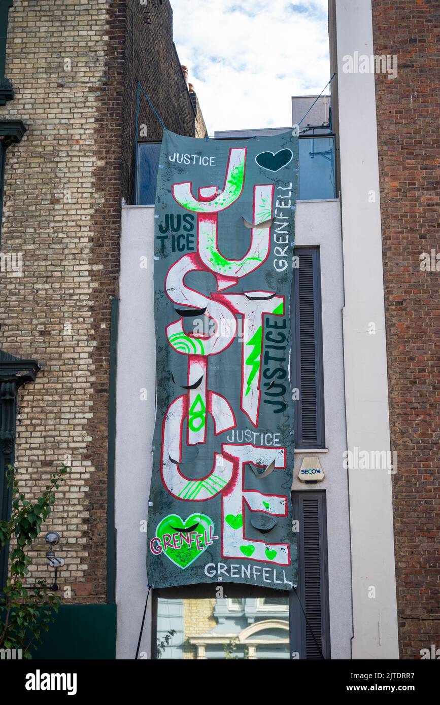 Das Banner „Gerechtigkeit für Grenfell“ hängt in Ladbroke Grove, Notting Hill, London, Großbritannien Stockfoto