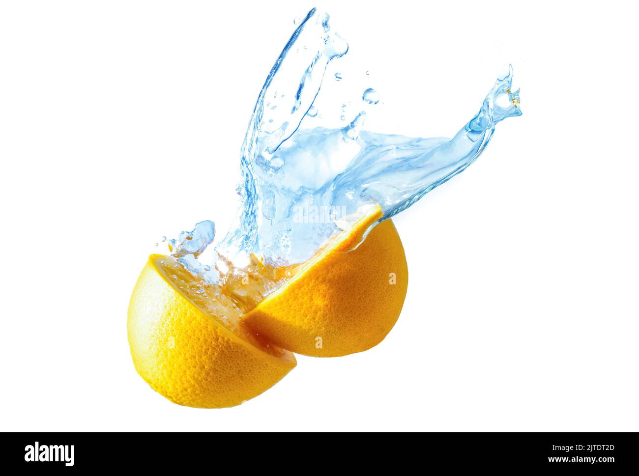 Zwei Hälften einer frischen Orange mit Wasserspritzern isoliert auf weißem Hintergrund. Stockfoto