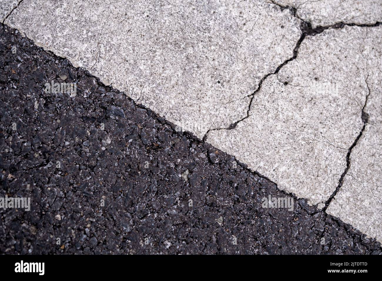 Nahaufnahme der Risse auf der Oberfläche von Road Line lackiert Stockfoto