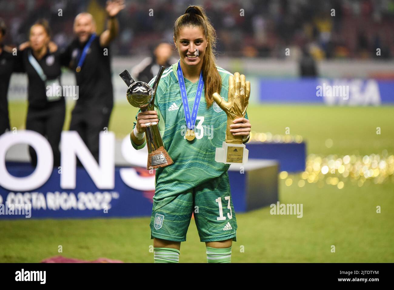 SAN JOSE, Costa Rica: Die spanische Torhüterin Txell Font (13) mit ihrem Golden Glove Award und der Siegertrophäe nach dem letzten Spiel zwischen Spai Stockfoto