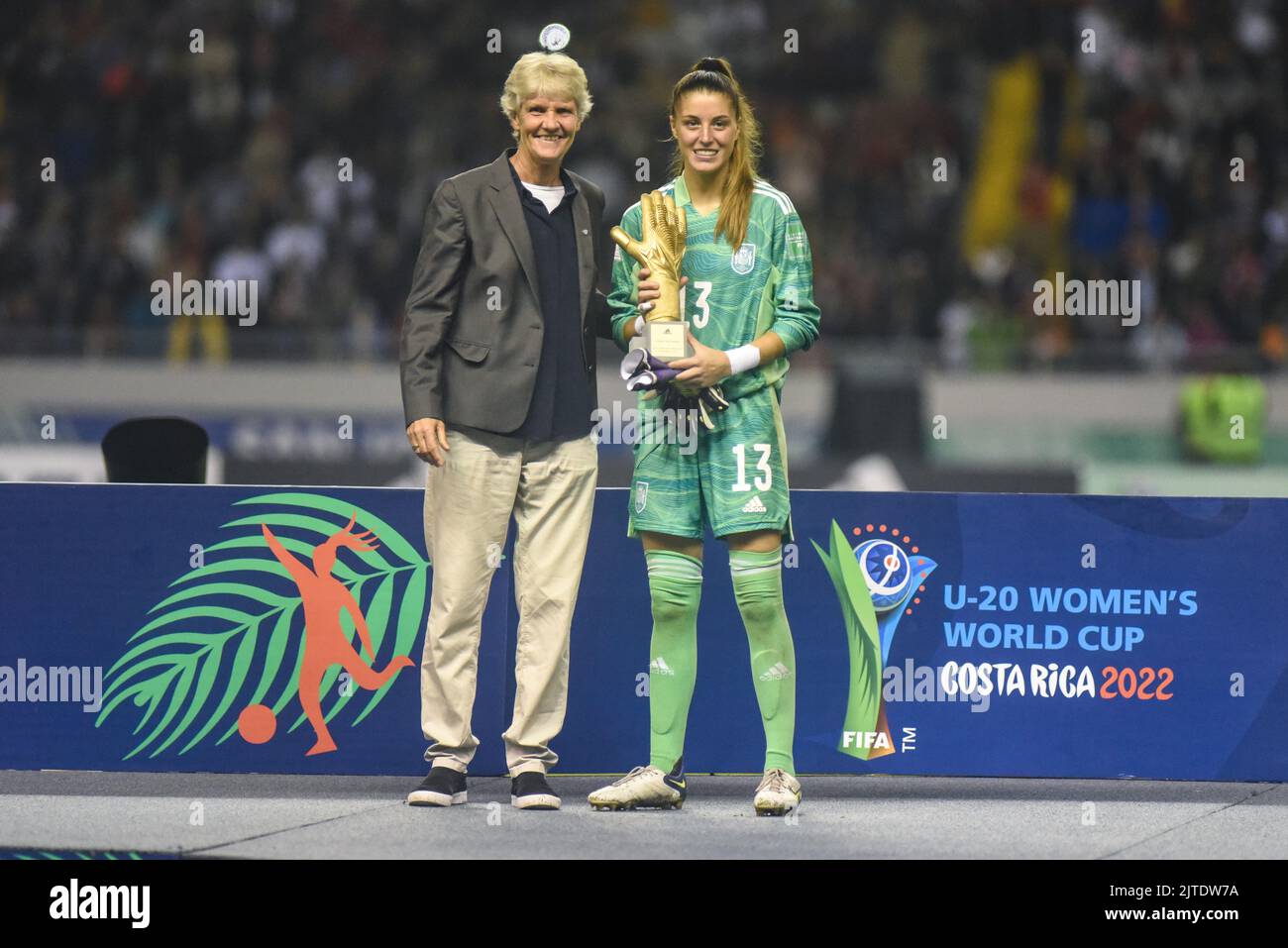 SAN JOSE, Costa Rica: Die spanische Torhüterin Txell Font (13) wurde nach dem letzten Spiel zwischen Spanien und Japan für den Champi mit ihrem Golden Glove Award ausgezeichnet Stockfoto