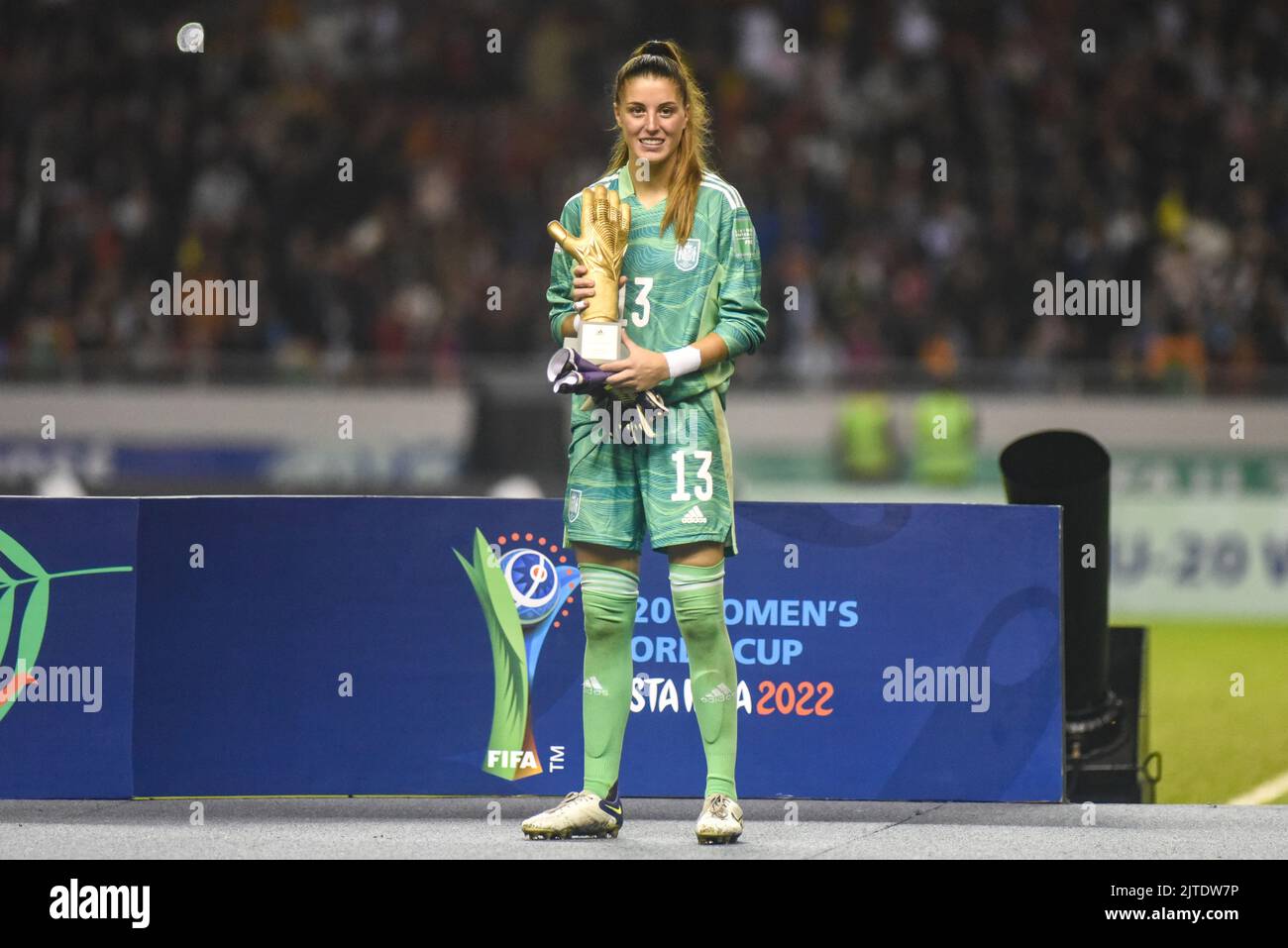 SAN JOSE, Costa Rica: Die spanische Torhüterin Txell Font (13) wurde nach dem letzten Spiel zwischen Spanien und Japan für den Champi mit ihrem Golden Glove Award ausgezeichnet Stockfoto