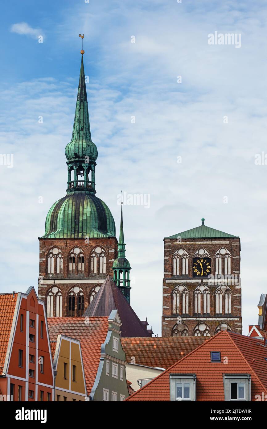 Die Kirche des Heiligen Nikolaus erhebt sich über den Häusern von Stralsund Stockfoto