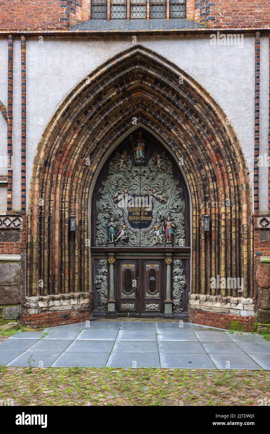 Eingangstor der St. Nikolaus Kirche mit einem Zitat aus dem Buch Genesis: Hier ist nichts anderes als das Haus Gottes und hier ist das Tor von Stockfoto