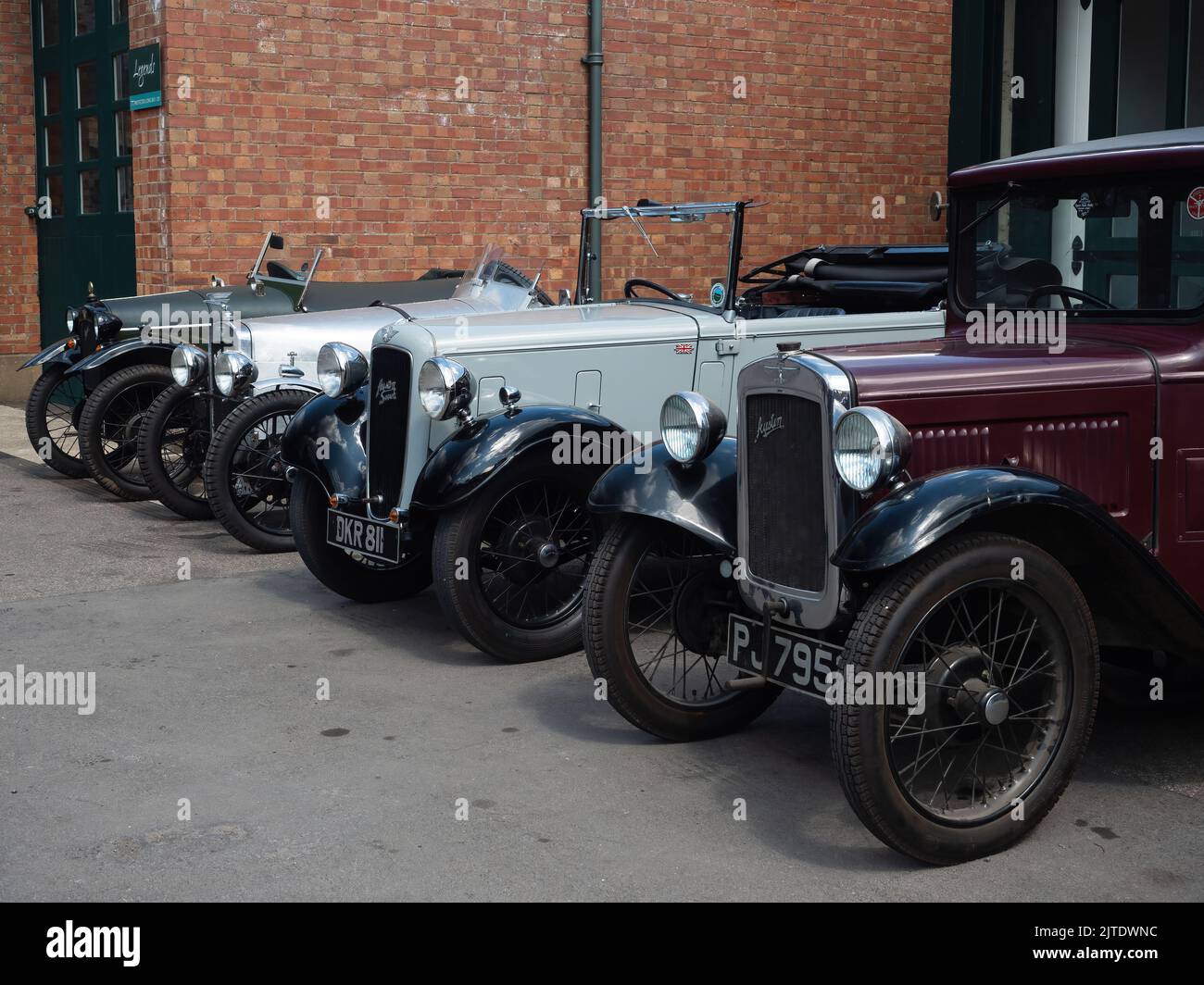 Line of Austin 7s at the Bicester Heritage Sunday Scramble – Bicester, Oxfordshire, Großbritannien Stockfoto