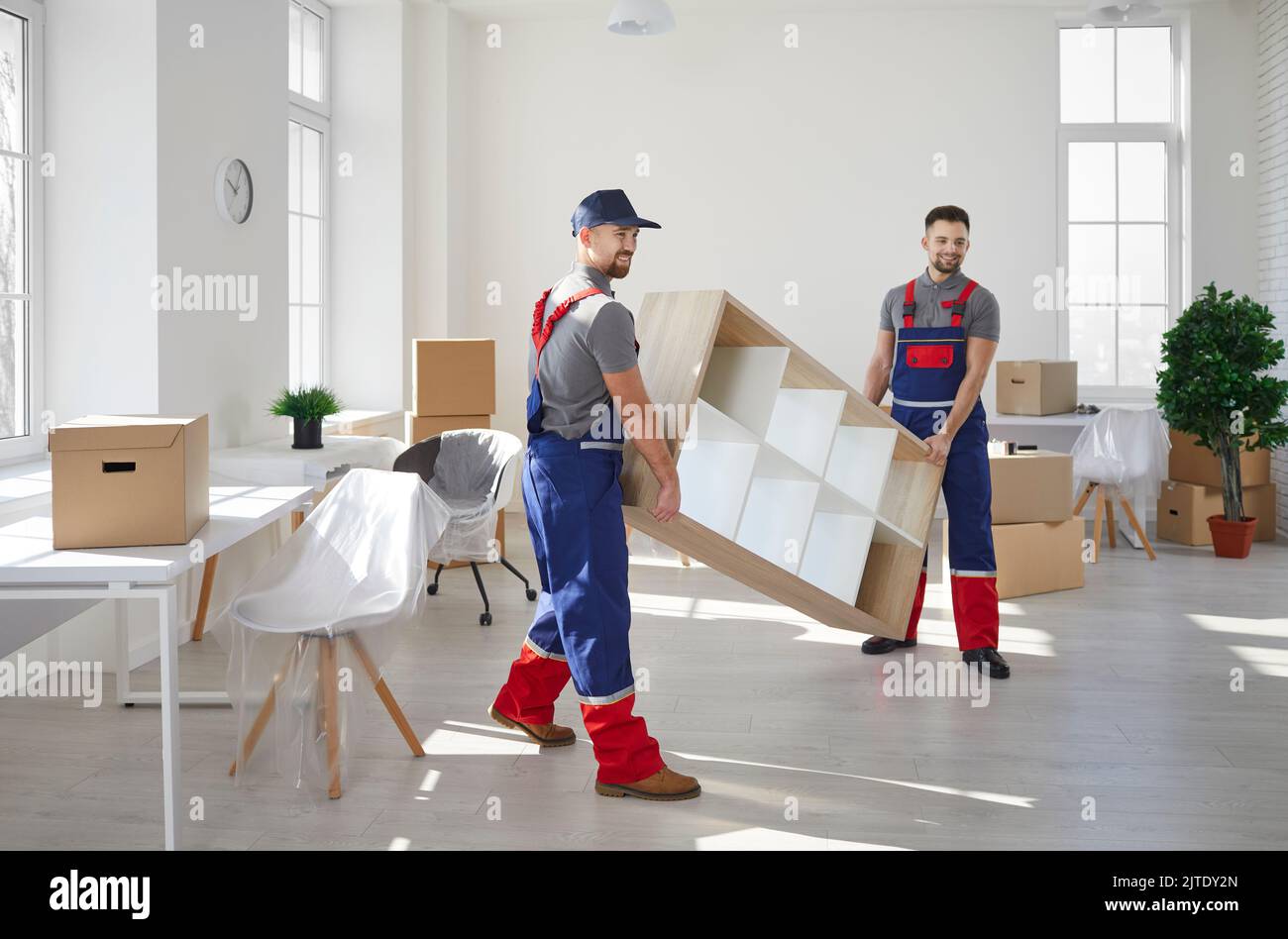 Träger helfen Kunden mit Möbeln am Umzugstag Stockfoto