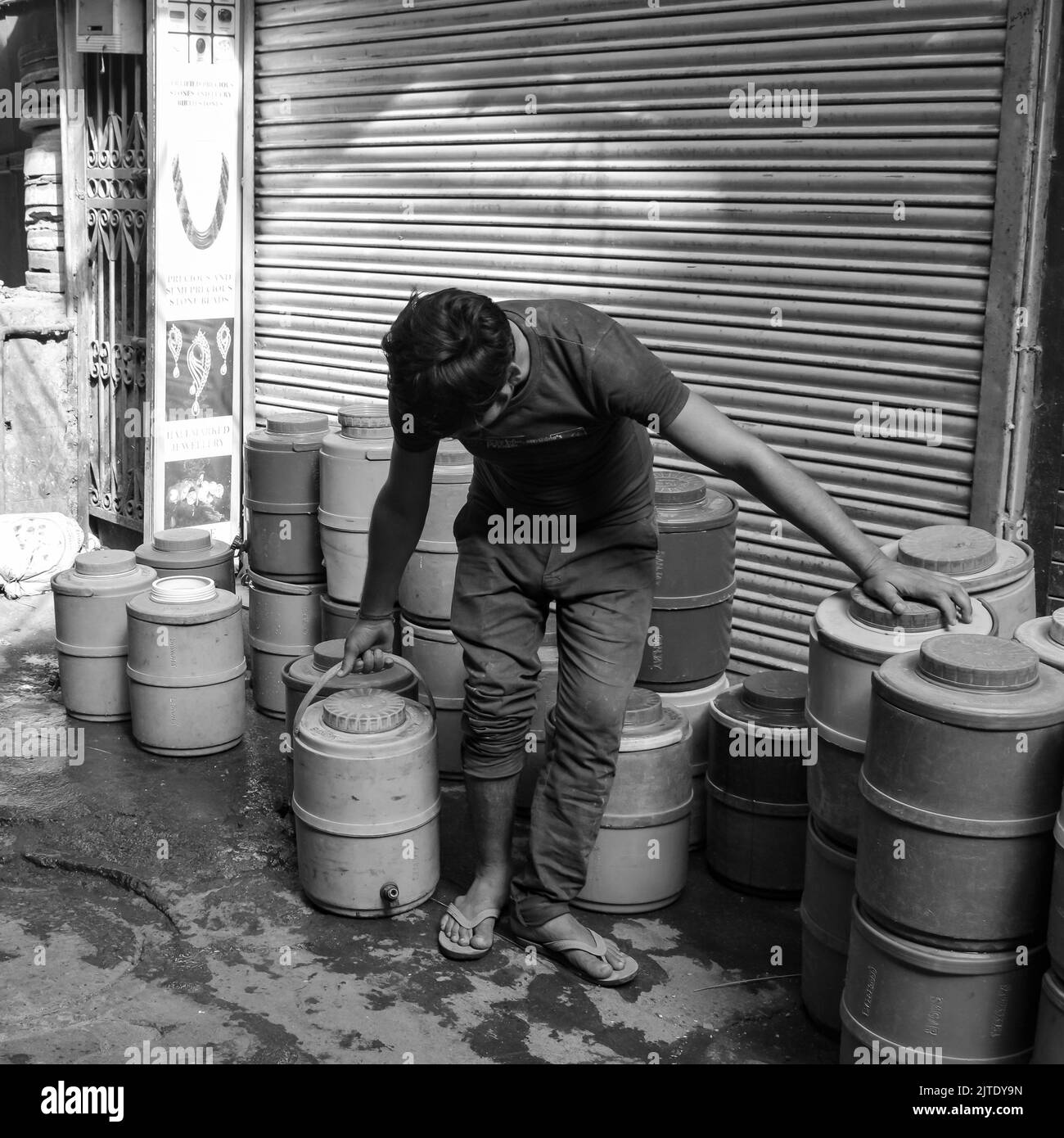 Old Delhi, Indien, 15. April 2022 - nicht identifizierte Gruppe von Männern, die durch die Straßen von Old Delhi gehen, Street Photography of Chandni Chowk Market of Old Delhi Stockfoto