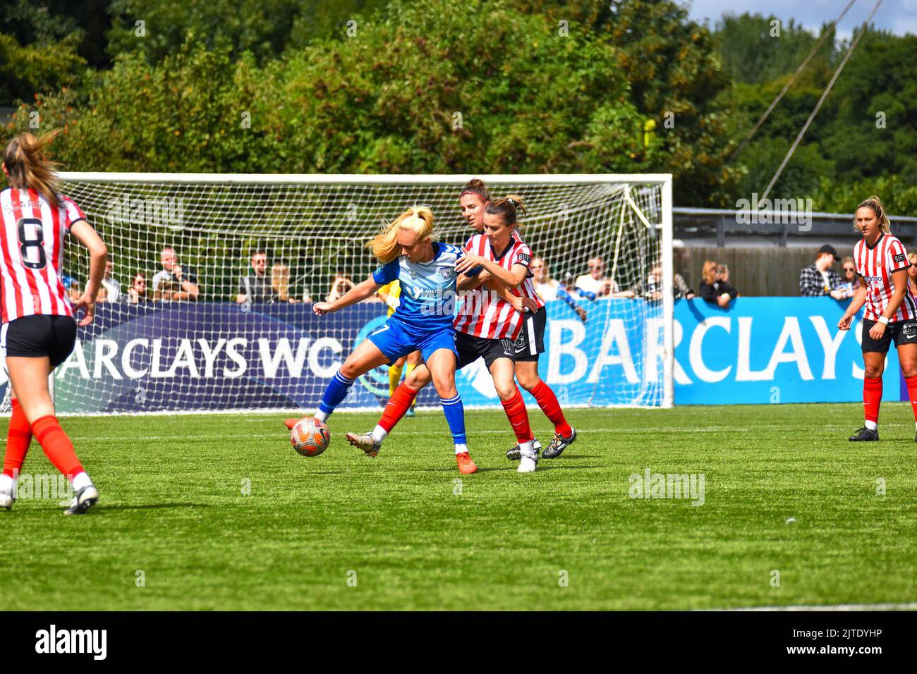 JUNGFERNBURG, DURHAM, Großbritannien – 21 2022. AUGUST: Beth Hepple von Durham schützt den Ball vor Danielle Brown, der Sunderland Women's. Stockfoto