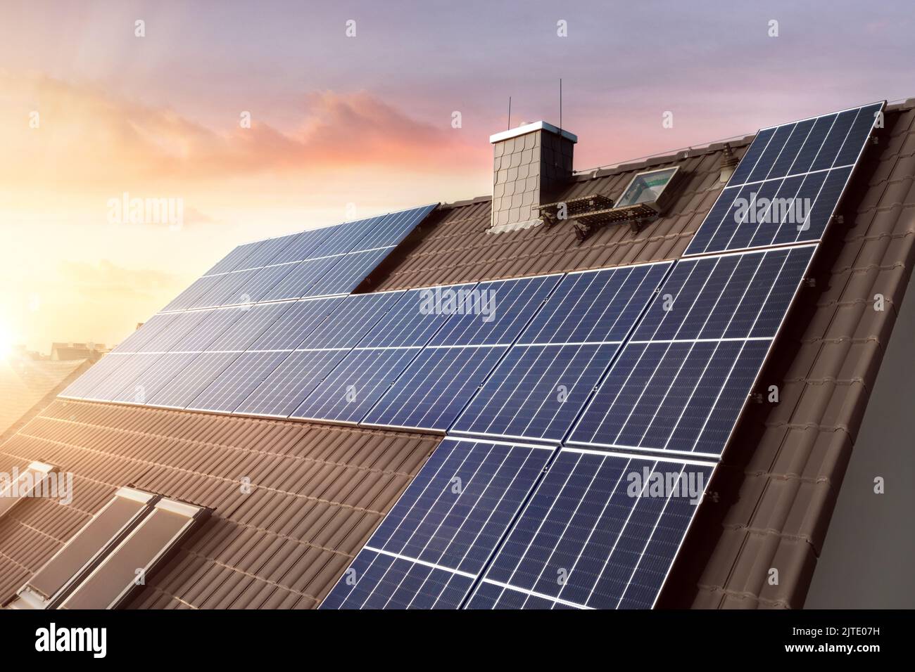 Dach eines nachhaltigen Familienhauses mit Photovoltaik-Anlage Stockfoto