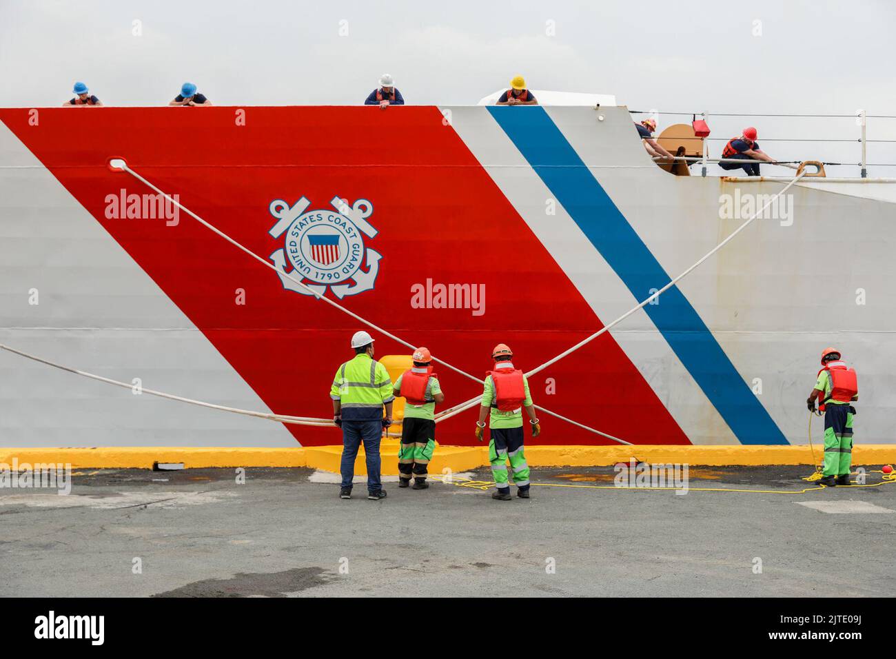 Manila, Philippinen. 30. August 2022. Mitglieder der US- und der philippinischen Küstenwache sichern sich Seile, während das Schneideschiff Midgett der US-Küstenwache im Hafengebiet von Manila auf den Philippinen anlegt. 30. August 2022. Von philippinischen und amerikanischen Küstenwachen wird erwartet, dass sie gemeinsame Such- und Rettungsübungen durchführen, um die Strafverfolgung, die Fischereikontrolle und andere Aspekte der maritimen Sicherheit zwischen den beiden alliierten Ländern zu verbessern. (Bild: © Basilio Sepe/ZUMA Press Wire) Stockfoto