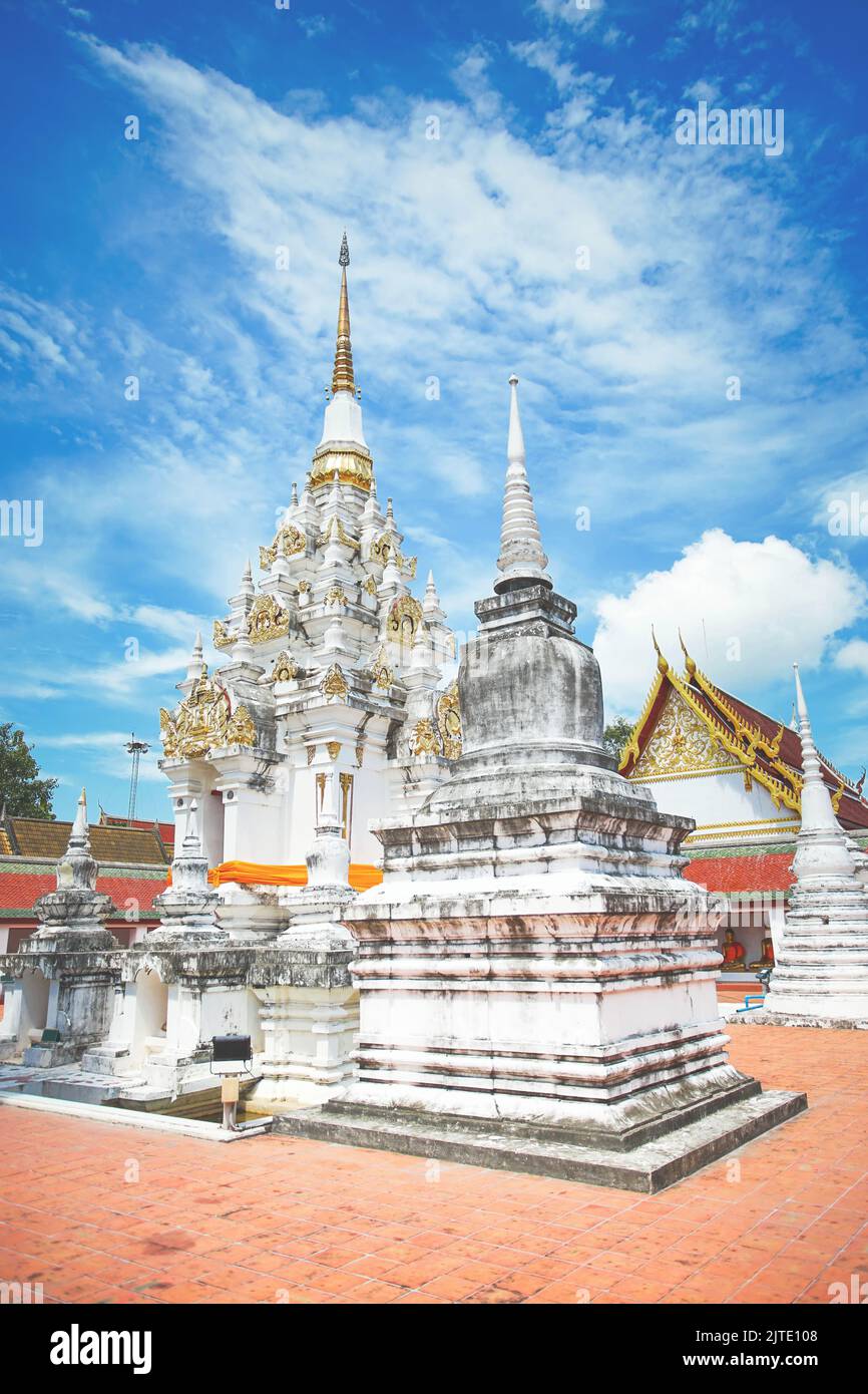 Die berühmte Pagode Phra Borommathat Chaiya im Wat Phra Borommathat Chaiya Ratchaworawihan Tempel im Chaiya Bezirk, Surat Thani Provinz, Thailand. Stockfoto