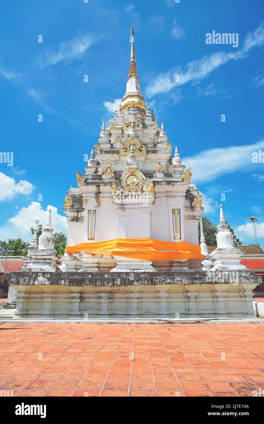 Die berühmte Pagode Phra Borommathat Chaiya im Wat Phra Borommathat Chaiya Ratchaworawihan Tempel im Chaiya Bezirk, Surat Thani Provinz, Thailand. Stockfoto