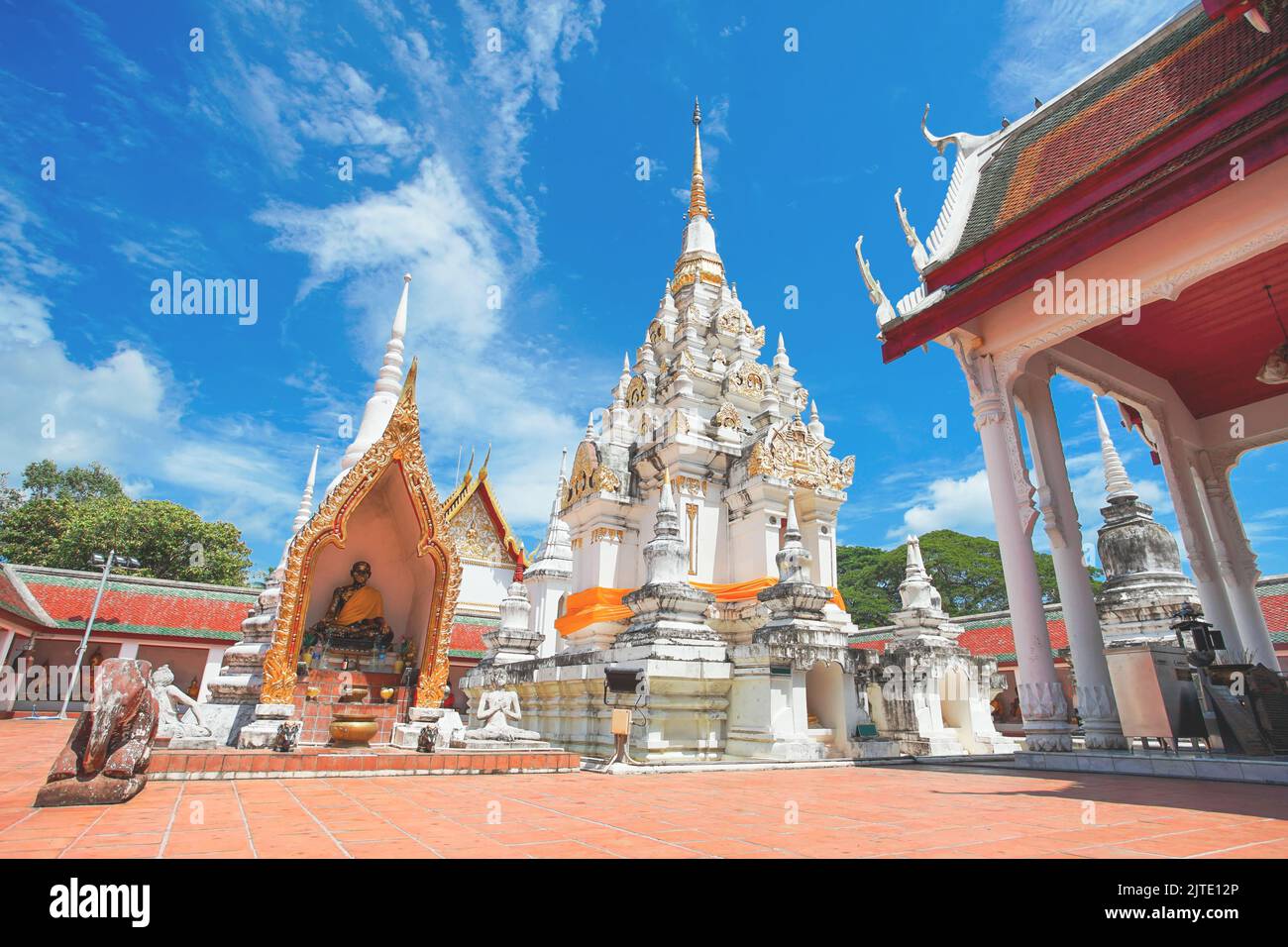 Die berühmte Pagode Phra Borommathat Chaiya im Wat Phra Borommathat Chaiya Ratchaworawihan Tempel im Chaiya Bezirk, Surat Thani Provinz, Thailand. Stockfoto