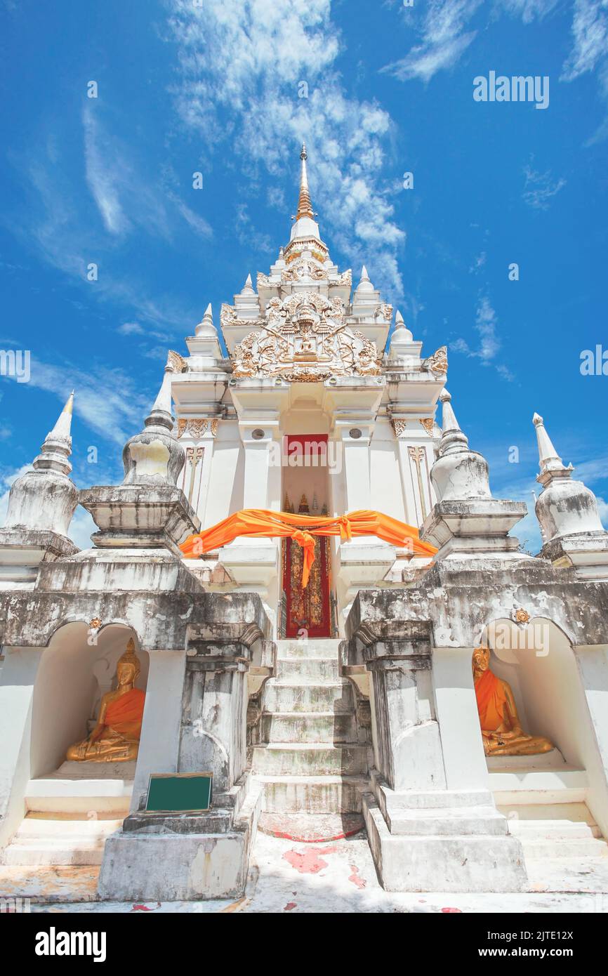 Die berühmte Pagode Phra Borommathat Chaiya im Wat Phra Borommathat Chaiya Ratchaworawihan Tempel im Chaiya Bezirk, Surat Thani Provinz, Thailand. Stockfoto