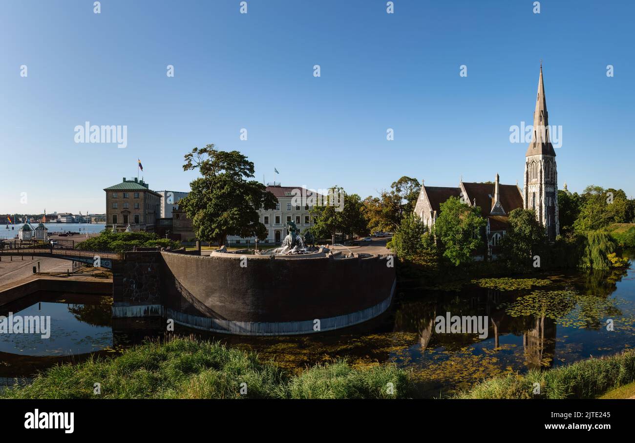 Kopenhagen, Dänemark. 13. August 2022. Panorama der St. Alban's Kirche und Gefion Brunnen an einem Sommertag Stockfoto