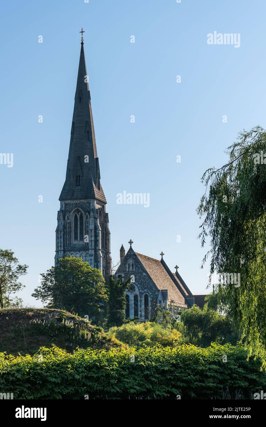 St. Alban's Church (Englische Kirche) mit grünen Büschen und Bäumen im Vordergrund in Kopenhagen, Dänemark Stockfoto