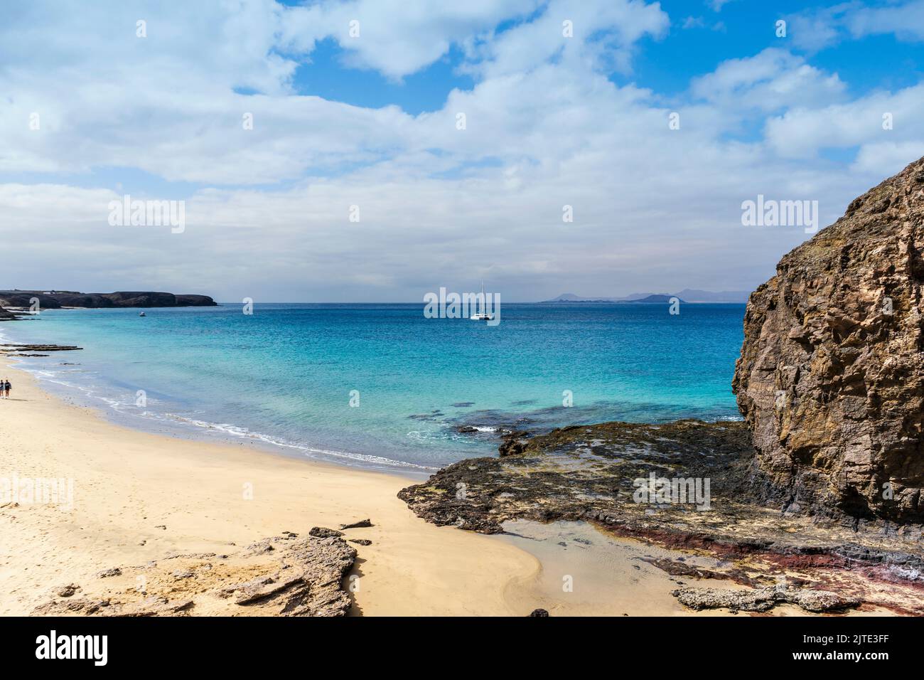 Segelboot und Sandstrand namens Playa del Pozo im Nationalpark Los Ajaches auf Lanzarote, Kanarische Inseln, Spanien Stockfoto