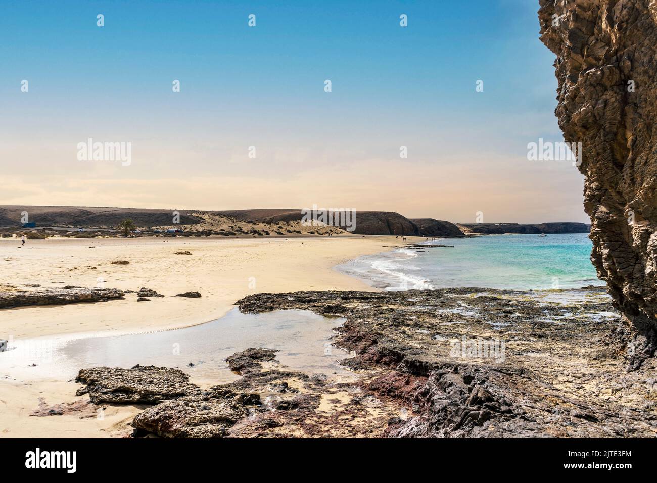 Sandstrand Playa del Pozo und vulkanische Felsen im Nationalpark Los Ajaches auf Lanzarote, Kanarische Inseln, Spanien Stockfoto