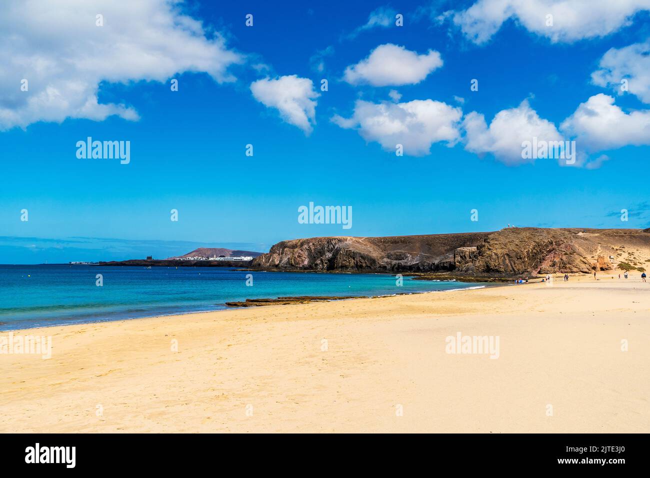 Sandstrand Playa del Pozo und vulkanische Felsen im Nationalpark Los Ajaches auf Lanzarote, Kanarische Inseln, Spanien Stockfoto