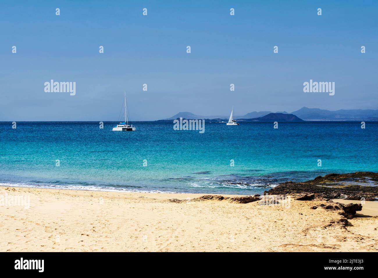 Segelboot und Sandstrand namens Playa del Pozo im Nationalpark Los Ajaches auf Lanzarote, Kanarische Inseln, Spanien Stockfoto