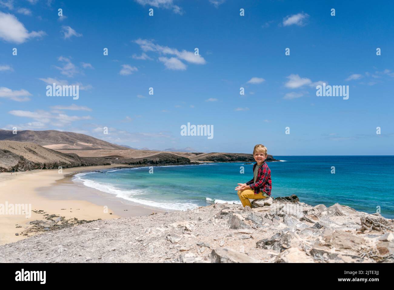 Kleiner Junge, der die Strandlandschaft namens Caleta del Congrio im Nationalpark Los Ajaches auf Lanzarote, Kanarische Inseln, Spanien, genießt Stockfoto